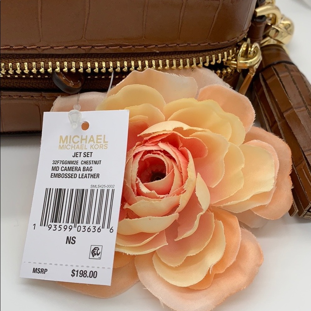MICHAEL KORS MD CAMERA CROSSBODY BAG EMBOSSED LETR - Picture 5 of 16